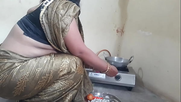 मॉर्निंग में मेड को खाना बनाते टाइम कुतिया बनाकर चोदा XXX Maid Fuck