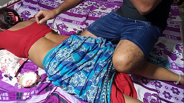 दोस्त की माँ ने पीठ मालिश के बहाने से चूत चुदाई साफ हिंदी आवाज में XXX Sex